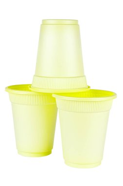 Beyaz zemin üzerinde izole edilmiş biyolojik çözünebilir materyallerden yapılmış üç yeşil tek kullanımlık kupa piramidi