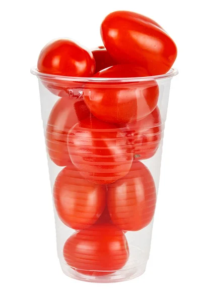 新鲜成熟的红樱桃西红柿，装在白色底座上的一次性透明塑料杯中 — 图库照片