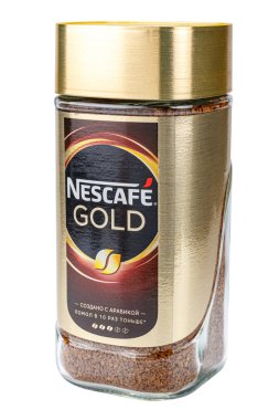 Moskova, Rusya - 20 Ocak 2020: Beyaz arka planda Arabika aromalı Nescafe Gold kahvesi. Yan görünüm