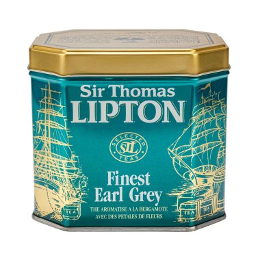 Moskova, Rusya - 20 Ocak 2020: Beyaz arka planda bergamote aromalı Sir Thomas Lipton Finest Earl Grey çayı konservesi. Ön görünüm