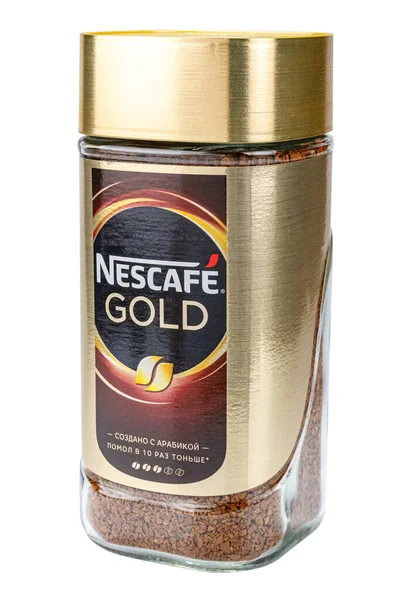 Moscú, Rusia - 20 de enero de 2020: Tarro de vidrio de café Nescafe Gold granulado instantáneo con sabor a arábica sobre fondo blanco. Vista lateral Imagen De Stock