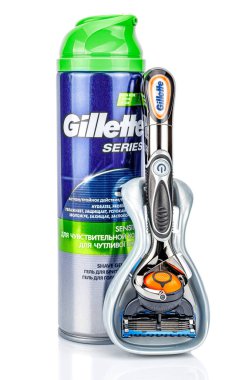 Moskova, Rusya - 23 Ocak 2020: Gillette Fusion Proglide Power pilli tıraş bıçağıyla birlikte gölgesi ve yansıması olan beyaz arka planda duran jöleye bağlı jilet kabzası