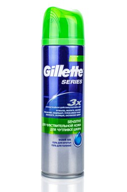 Moskova, Rusya - 23 Ocak 2020: Gillette, beyaz arka planda, parlak yüzeyde yansıması olan perakende metal aerosol paketiyle tıraş oldu