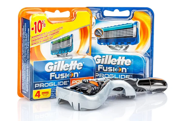 Moskova, Rusya - 23 Ocak 2020: Gillette Fusion Proglide Power pili jileti plastik depolama çantasında, gölgesi ve yansıması olan beyaz arka planda bulunan su toplayan bıçaklara karşı kullanıldı