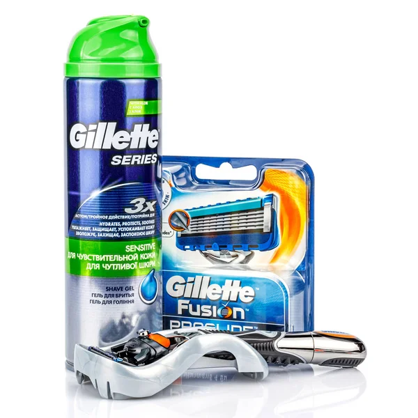 Moskova, Rusya - 23 Ocak 2020: Gillette Fusion Proglide güç bataryası jiletle jiletle tutturulmuş ve parlak yüzey üzerinde tıraş jölesi ve su toplayan bıçaklara karşı.