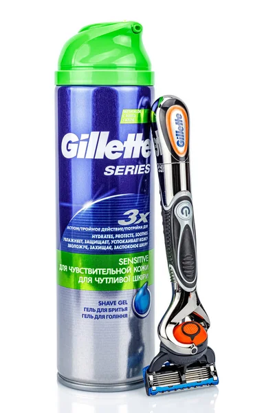 Moskova, Rusya - 23 Ocak 2020: Gillette Fusion Proglide Power pilli jilet sapı ve jel ile birlikte beyaz arka planda duruyor ve parlak yüzeyde yansıması var