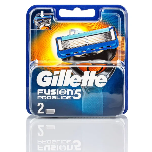 Moskova, Rusya - 23 Ocak 2020: İki parça Gillette Fusion Proglide tıraş bıçağı beyaz arka planda izole edilmiş ve parlak yüzeyde yansıması olan mavi su toplayıcı.