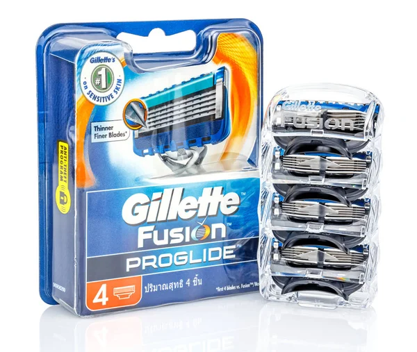 Moscú, Rusia - 23 de enero de 2020: Cuatro cuchillas de afeitar Gillette Fusion Proglide en soporte de plástico transparente de pie contra blister azul aislado sobre fondo blanco con sombra y reflexión — Foto de Stock