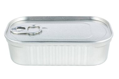 Beyaz arkaplanda izole edilmiş dikdörtgen teneke kutunun yan görüntüsü. Ürün paketleme resmini gölge ve yansıma olmadan kes