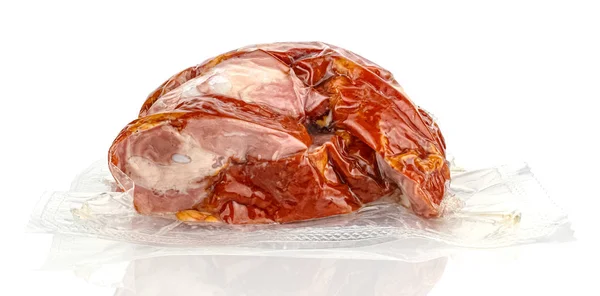用透明真空包装把排骨上的肉煮沸熏制，白色背景与阴影隔离，光滑表面反射 — 图库照片