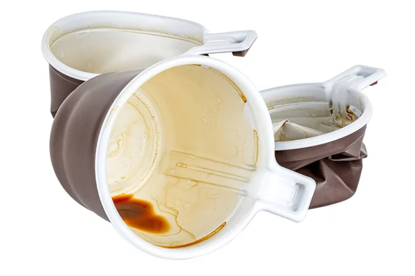 Utilizado desechables tazas de plástico blanco con textura de satén marrón en el exterior con manchas de café y manchas aisladas sobre fondo blanco — Foto de Stock