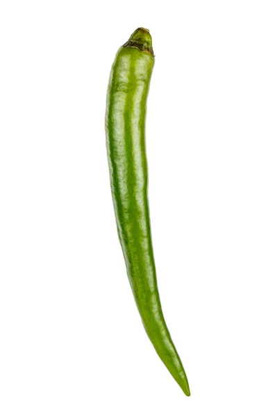 Hele groene peul van hete chili peper geïsoleerd op een witte achtergrond — Stockfoto