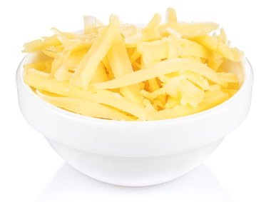 Beyaz arka planda izole edilmiş küçük beyaz seramik yuvarlak bir kasede rendelenmiş peynir.