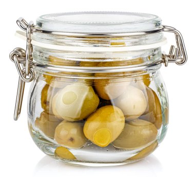 Kapalı şeffaf cam kavanozda yeşil zeytinler. Kapağında plastik mühür ve metal klemp var. Beyaz arka planda izole edilmiş.