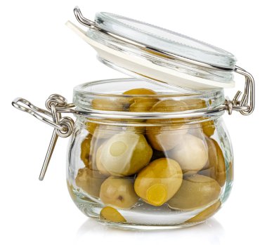 Açık şeffaf cam kavanozda yeşil zeytinler. Kapağında plastik mühür ve metal kelepçe var. Beyaz arka planda izole edilmiş.