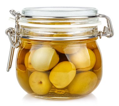 Tuzlu yeşil zeytin, şeffaf cam bir kavanozda, kapağında plastik mühür ve metal kelepçe ile beyaz arka planda izole edilmiş.