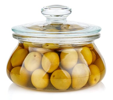 Tuzlu yeşil zeytinler, şeffaf cam oval bir saklama kavanozunda, beyaz arka planda cam kapaklı.