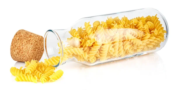 意大利干意大利面螺旋形弗西里在一个躺着的透明玻璃瓶中 瓶盖打开 白色背景隔离 — 图库照片