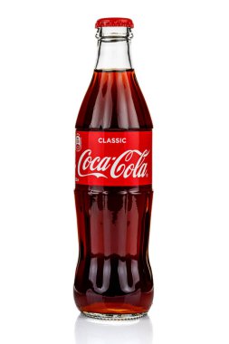 Moskova, Rusya - 17 Mart 2020: Coca-Cola klasik şeffaf cam şişe beyaz arka planda izole edilmiş kırmızı metal kapaklı