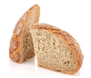 Beyaz zemin üzerinde izole edilmiş, parlak yüzeyde yansıması olan iki parça çavdar ekmeği.