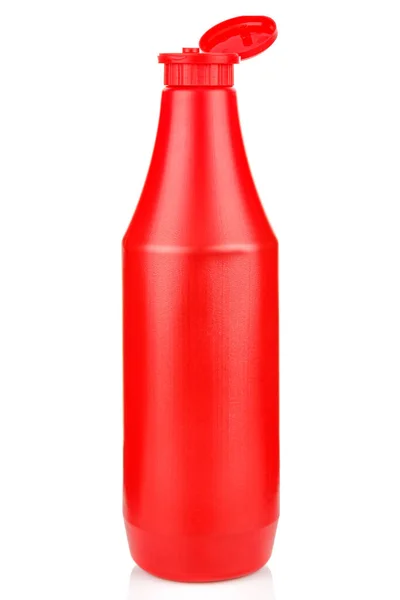 光沢のある表面に反射して白い背景に隔離されたオープンキャップを持つトマトケチャップの赤いプラスチックボトル — ストック写真