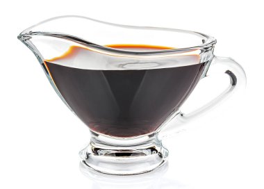 Beyaz arka planda izole edilmiş şeffaf cam sos kabında soya sosu.