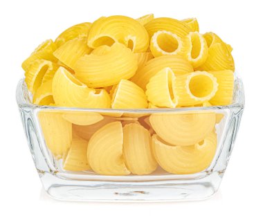 Kurumuş İtalyan makarna salyangoz borusu beyaz arka planda izole edilmiş şeffaf kare bir kâse içinde rigate.