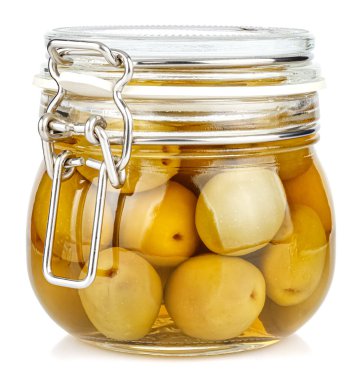 Tuzlu yeşil zeytin, şeffaf cam bir kavanozda, kapağında plastik mühür ve metal kelepçe ile beyaz arka planda izole edilmiş.
