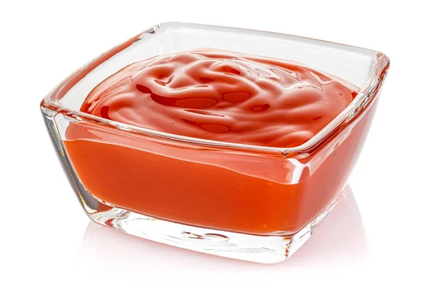 Tomatenketchup Een Kleine Transparante Glazen Vierkante Schaal Geïsoleerd Witte Achtergrond — Stockfoto