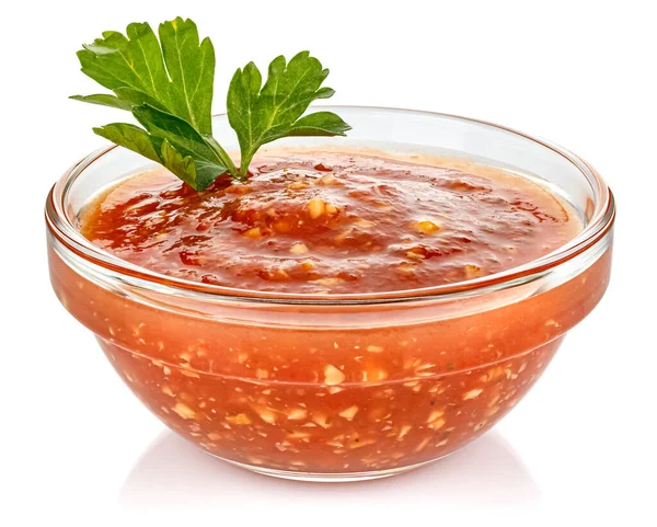 Saus Tomat Panas Dengan Daun Peterseli Dalam Mangkuk Bulat Transparan — Stok Foto