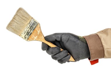 İşçi elinde boya lekeleri olan inşaat fırçası siyah koruyucu eldiven ve beyaz arka planda izole kahverengi üniforma.
