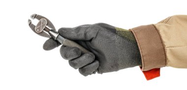 Siyah koruyucu eldiven ve beyaz arka planda izole kahverengi üniforma içinde küçük hobi mengene