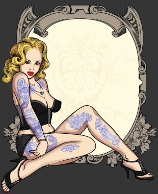 Tam olarak eski okul tarzı seksi kız uzun saçlı, dövmeli. Vektör renk resimde ayrıntılı. Retro tarzı vücutta üzerinde klasik vintage dövme mürekkebi. 