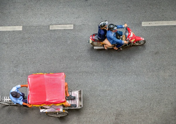 Hanoi street with cyclo and motorbike — Stock Photo, Image