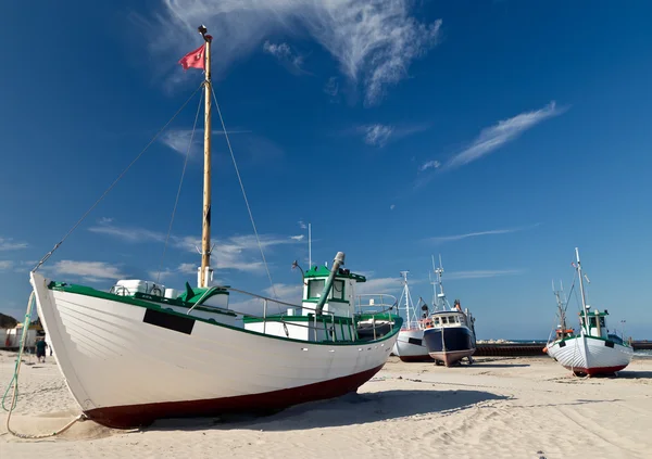 Рибальський корабель на піщаному пляжі — стокове фото