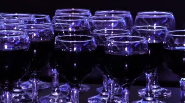 Bir bardak kırmızı şarap. Kadehlerin bir büfe tablo.