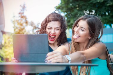 bir instagram tarzda kademeli sosyal ağlar için çılgın bir selfie alarak iki genç ve güzel kadın arkadaş