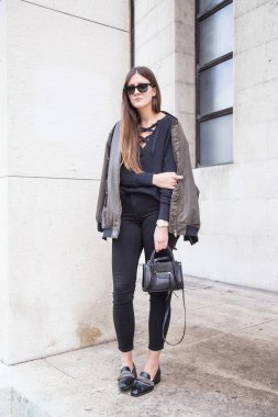 moda sonbahar kıyafeti giymiş güzel genç esmer kadın. Blogger açık havada poz trendy giyim moda.