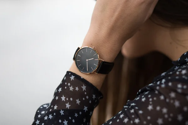 Elegant fall outfit. closeup of black wrist watch on the hand of stylish woman. fashionable girl on the street. female fashion blogger. — ストック写真