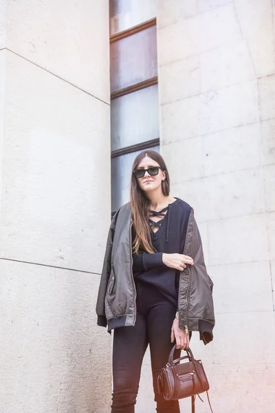 Fall fashion outfit. woman in an autumn fashion outfit, stylish bomber jacket and navy blue wool sweater. — ストック写真