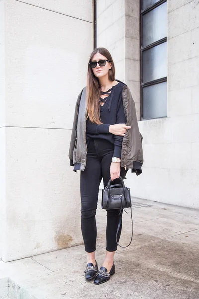 Beautiful young brunette woman wearing fashionable autumn outfit. fashion blogger posing outdoors in trendy clothing. — ストック写真