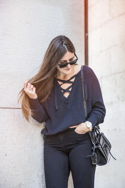 Bela jovem morena mulher vestindo roupa de outono na moda . — Fotografia de Stock