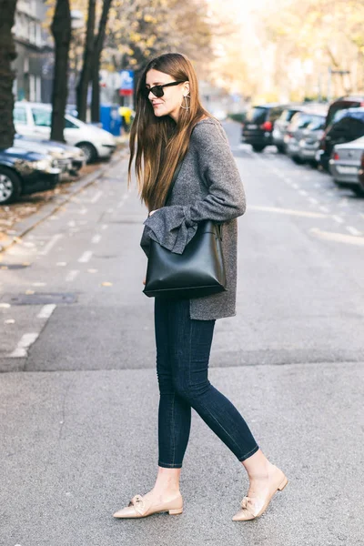 Hermosa morena bloguera de moda con ropa de moda de otoño y posando en la calle. grado caliente, estilo de calle —  Fotos de Stock