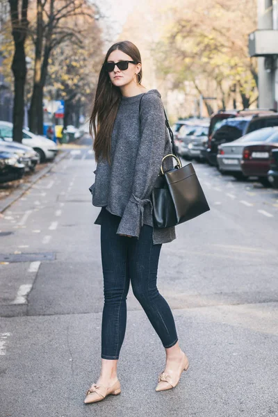 Красивая брюнетка моды блоггер позирует на улице. в стильном осеннем наряде. теплый класс, уличный стиль — стоковое фото