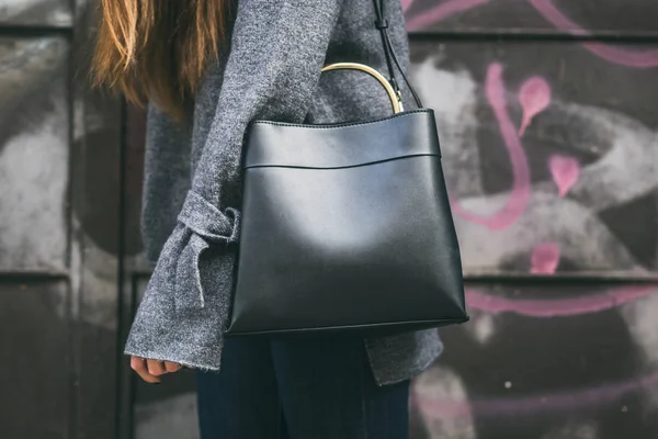 Détail d'une femme à la mode portant un pull surdimensionné gris et un sac à main noir à la mode. tenue de mode automne parfait . — Photo