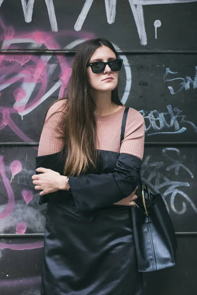 Trendigt mode bloggare bär perfekt falla outfit. — Stockfoto