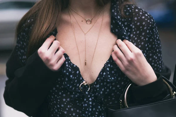 Fashion blogger wearing a v-neck see through shirt and a beautiful and trendy golden chain necklace — Stock Photo, Image