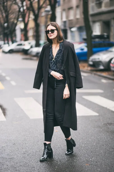 Blogueiro de moda posando na rua em uma roupa de outono perfeito . — Fotografia de Stock