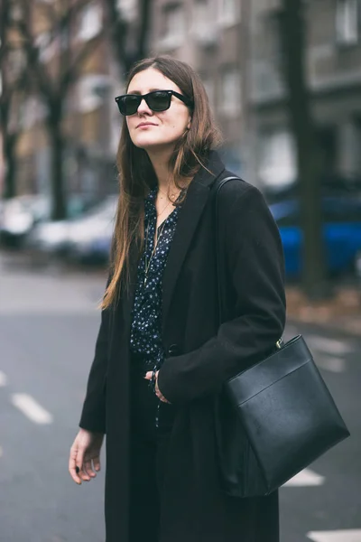 Elegante mujer joven con el traje de otoño perfecto . —  Fotos de Stock