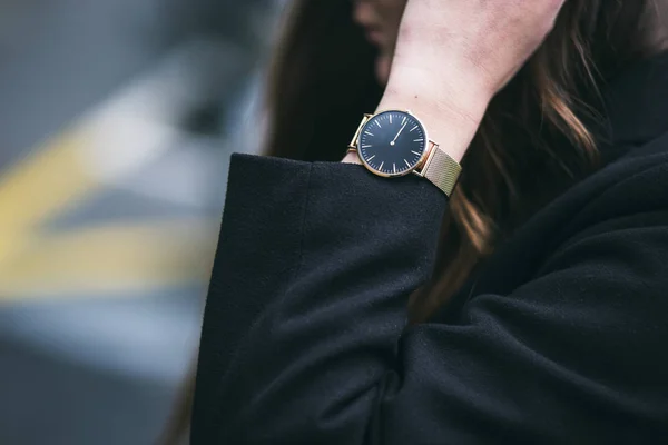Jovem mulher de negócios vestindo relógio dourado e preto e casaco preto. acessórios de roupa de queda ideal . — Fotografia de Stock